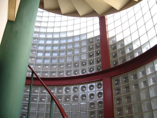 らせん階段の周りにはデザインと採光ガラスが張り巡らされています。高梁のマンション