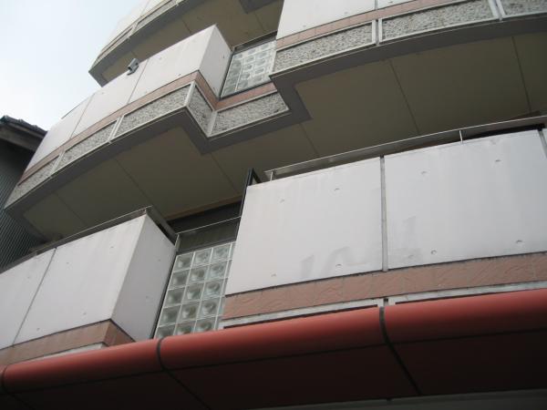 コンクリート打ちっ放しの外観 高梁のマンション