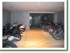 屋根付き駐輪場で、吉備国際大学への通学も、高梁のマンション